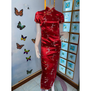 MAXI DRESS งาน PEACH เดรสกี่เพ้าแขนสั้นสีแดงผ้าเงาปักลายนูนดอกไม้สวยๆทั้งชุด กระดุมคอจีน+กระดุมแป๊กเล็ก เนื้อผ้าไม่บาง