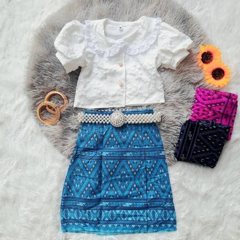 ชุดเด็กหญิง-ชุดไทย-เสื้อคอปกระบายปกลูกไม้คอตตอนกับกระโปรงผ้าถุง