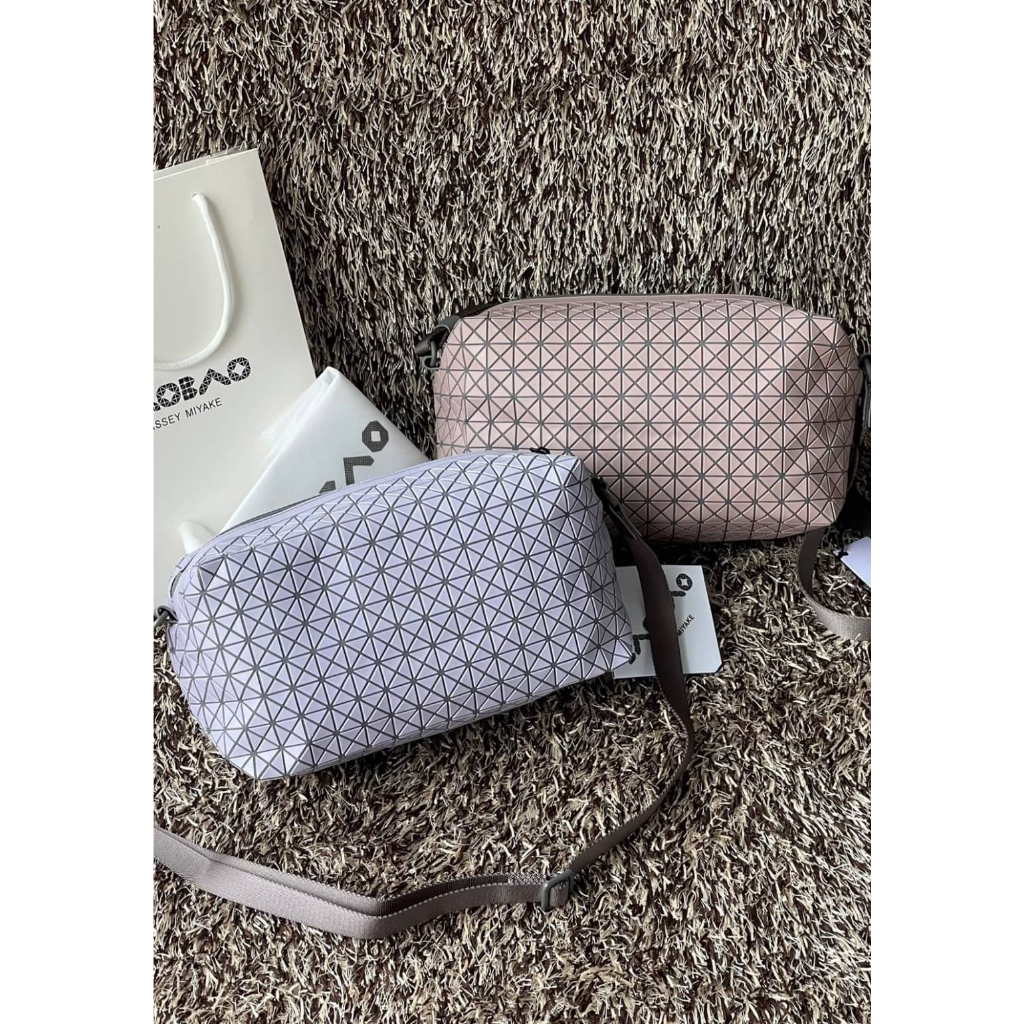 BAO//BAO ISSEY MIYAKE SADDLE BAG เป็นกระเป๋าประเภท CROSSBODY Code