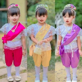 Di // ชุดไทยเด็กหญิง ชุดไทยประยุกต์สมัย ร.5 เซ็ท 3 ชิ้น เสื้อแต่งระบายลูกไม้คอและชาย พร้อมโจงกระเบนสีพื้นและผ้าพาดบ่า