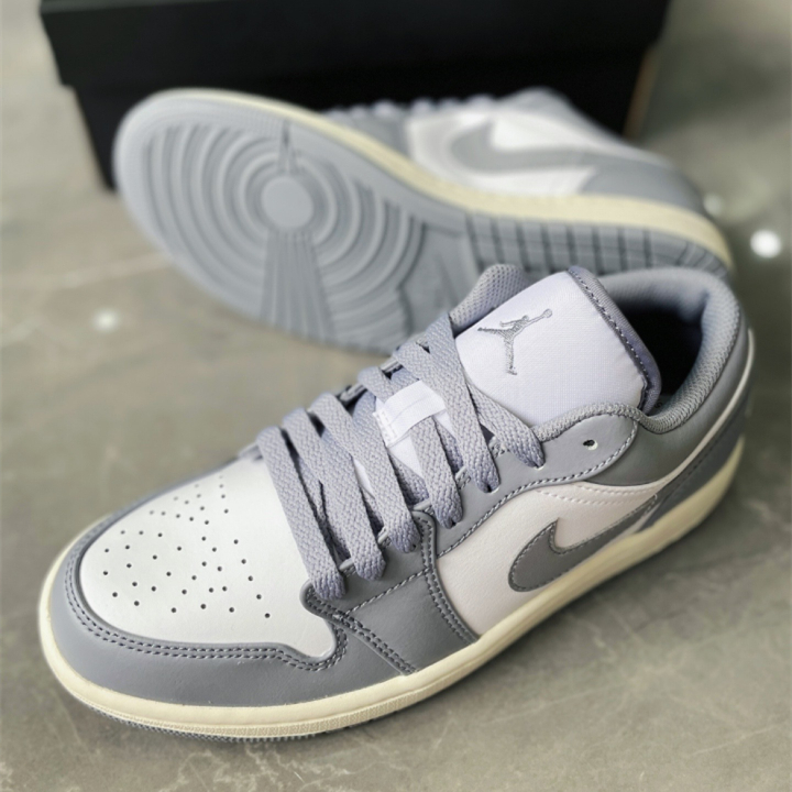 nike-jordan-air-jordan-1-stealth-and-white-553558-053-ของแท้-100-sneakers