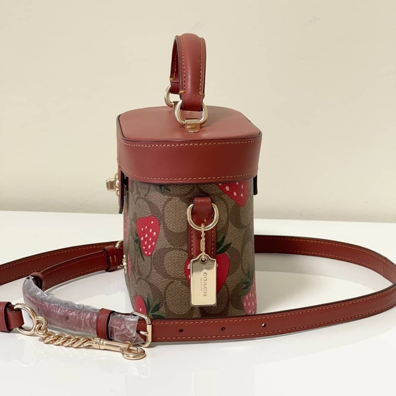 สด-ผ่อน-กระเป๋าทรงถัง-ch323-สตอเบอรี่-kay-crossbody-in-signature-canvas-f76714