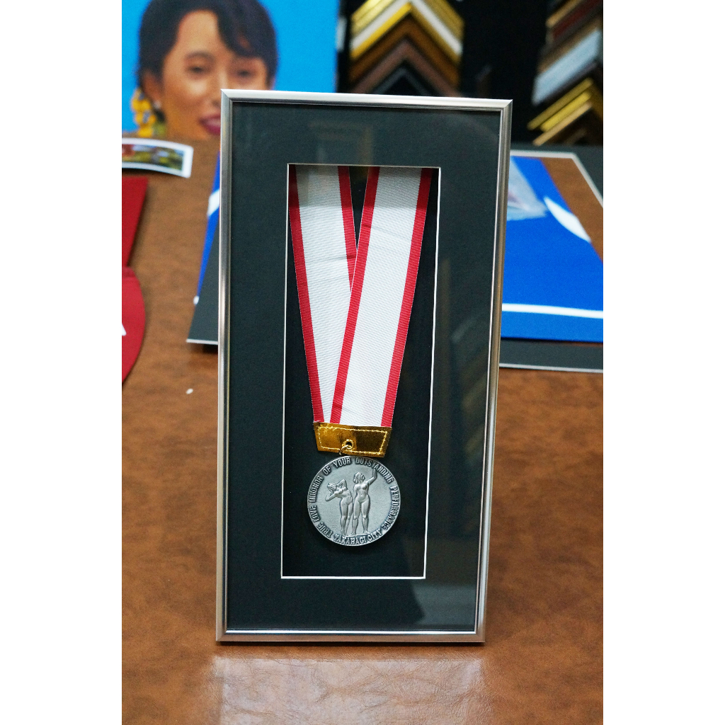 bangkokframe-กรอบเหรียญรางวัล-กรอบโชว์รางวัล-กรอบใส่เหรียญ-กรอบใส่ของสะสม-กรอบทรงกล่องสีเงิน-กรอบกล่องใส่เหรียญ