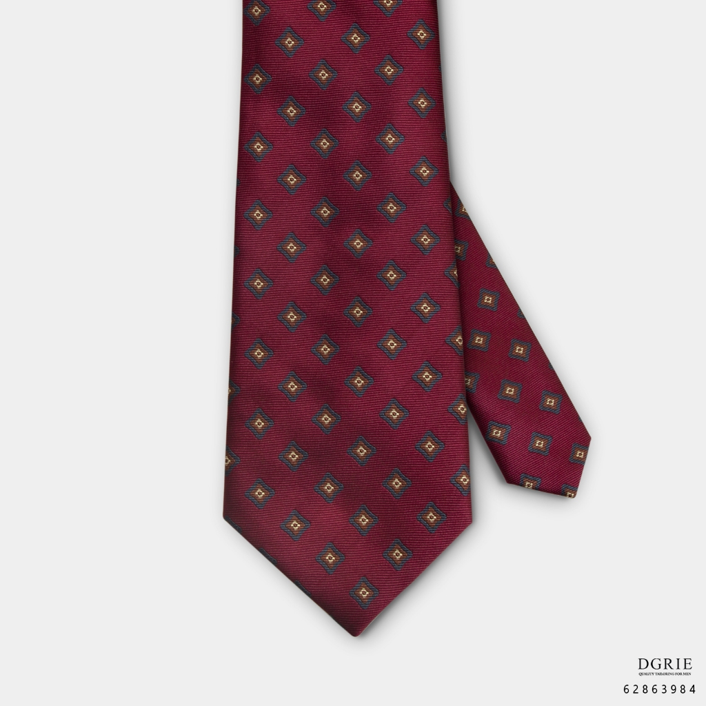 slate-jewelry-square-on-burgundy-red-3-5-inch-necktie-เนคไทสีแดงเบอร์กันดีลายสี่เหลี่ยม