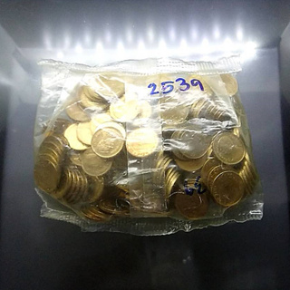 เหรียญแบ่งครึ่งถุง (200เหรียญ) เหรียญ หมุนเวียน สีทองเหลือง 25 สตางค์ ปี 2539 ไม่ผ่านใช้