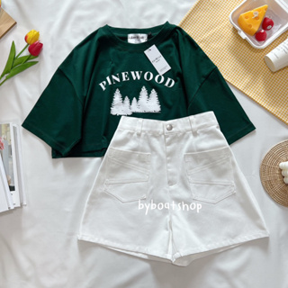 เสื้อยืด crop oversize ลาย Pinewood (เขียว) + กางเกงขาสั้นทรงลุง (ขาว)