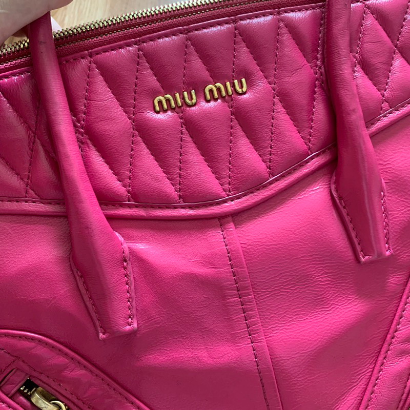 กระเป๋าแบรนด์มือสอง-น้อง-miu-miu-หนังแท้ฉ่ำๆ-สีเริ่ดมากๆกี้