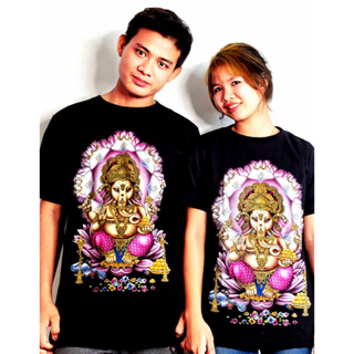 เสื้อยืด ลายพระพิฆเนศนั่งเสวยอาหาร สีดำ  คอกลม สำหรับ ผู้ชาย-ผู้หญิง (ลายไทย)  เนื้อผ้าคอตตอน