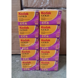 ภาพขนาดย่อของภาพหน้าปกสินค้าฟิล์มสี Kodak Gold200 36รูป (หมดอายุ 11/2024) จากร้าน oakchanit บน Shopee ภาพที่ 1