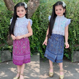 KK // ชุดไทยเด็กหญิง 2 ชิ้น เสื้อ+กระโปรงเสื้อผ้าโฟร์เวย์ ตกแต่งลูกไม้ไม่คัน กระโปรงผ้าคอตตอนพิมพ์ลาย