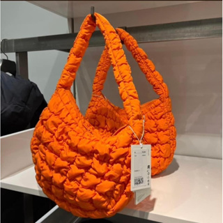 สินค้า พร้อมส่ง แท้ 💯% New COS quilted mini bag orange 🍊🧡 มาพร้อมป้ายราคา ถุงบาร์โคท