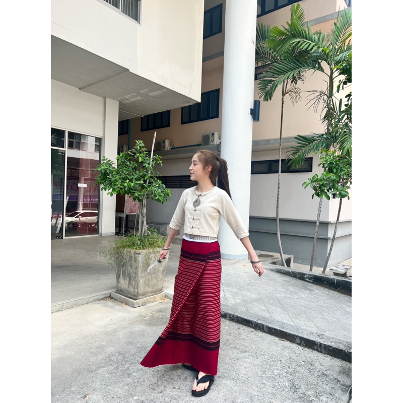 Lanna Set ชุดพื้นเมืองล้านนา ผ้าฝ้ายแท้ กระดุมเหรียญ พร้อมผ้าถุงทอต่อหัว 6 ไซส์ มุมมองที่ 3