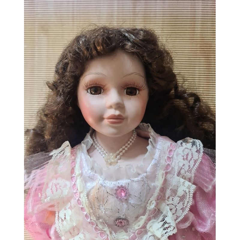 pocelain-doll-ขายตุ๊กตากระเบื้อง-หน้าตาจิ้มลิ้ม-ชุดสีหวานสวย-ตำหนิผมฟู