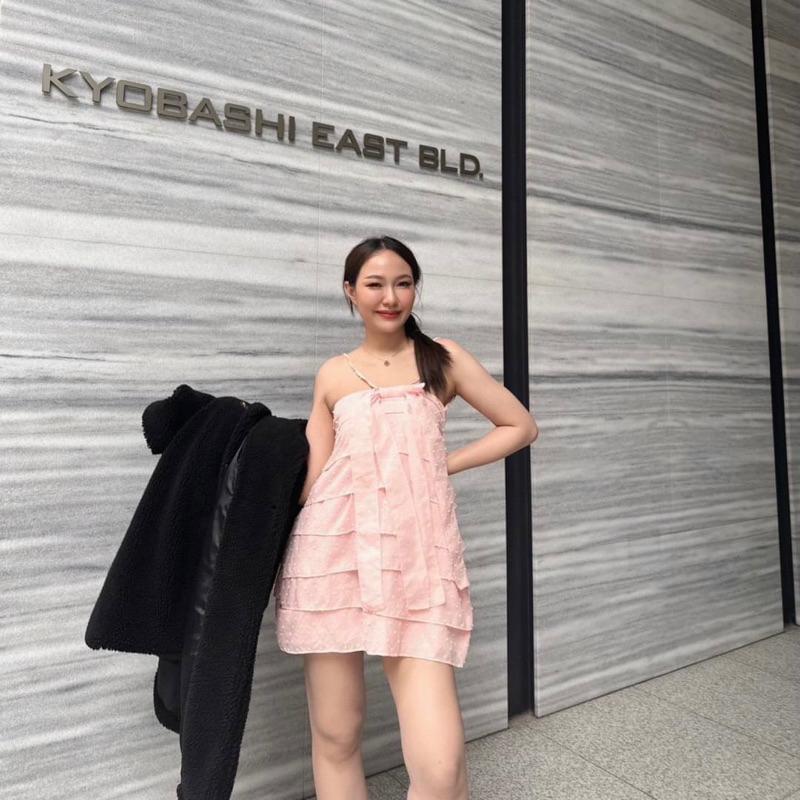 เดรสสั้นแต่งระบายชั้นๆ-แต่งผูกโบว์หางยาวด้านหน้า-สายคล้องเชือกผูกหลังหรือจะเปลี่ยนเป็นผูกคอก็ได้นะค้าสาวซับในทั้งตัว