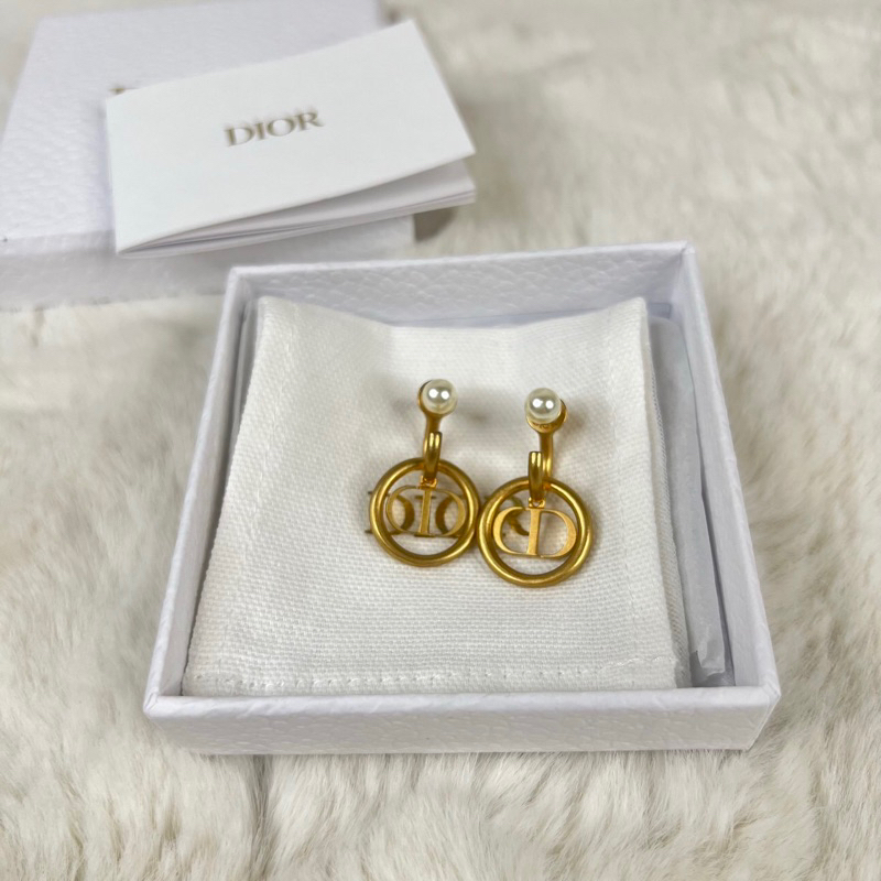 kept-unused-d-i-o-r-earrings-รุ่นนี้มีมุกด้วยค่ะ-สภาพใหม่-อะไหล่ทองสวย-ไม่เคยใช้งานใดๆ-รุ่นฮิตน่ารักค่ะ-ราคา