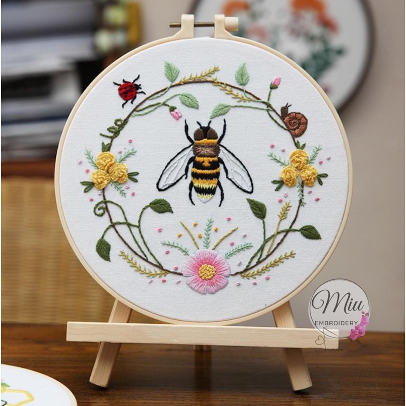 ชุดปักลายผึ้ง-ฟรีสะดึงขนาด-20-cm-bee-and-butterfly-diy-embroidery-kit-size-15cm