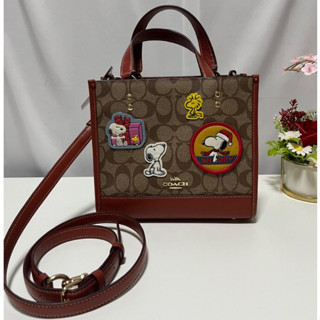 พร้อมส่ง แท้💯% Coach X Peanuts Dempsey Tote 22 In Signature Canvas With Patches Coach #CE851