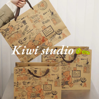 KiwiStudio 【10 ต่อแพ็ค】INS ถุงกระดาษ รูปแบบกราฟฟิตี หมีน้อยน่ารัก วัสดุกระดาษคราฟท์ 2 ขนาด ร้านขายเสื้อผ้า ของขวัญ กระเป๋าถือ หนามาก ทนทานสุดๆ~1HCYK125