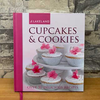 หนังสือปกแข็ง CUPCAKES & COOKIES มือ2