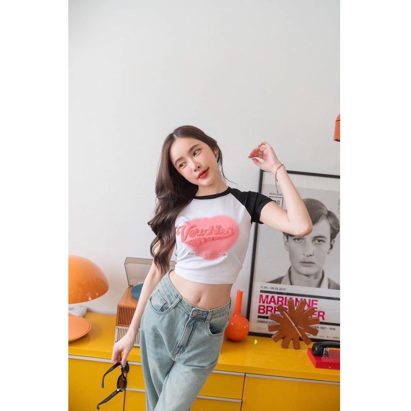 ป้ายjarinyaเสื้อครอปแขนสั้นทูโทนงานปักขนปุยรูปหัวใจพร้อมสกรีน