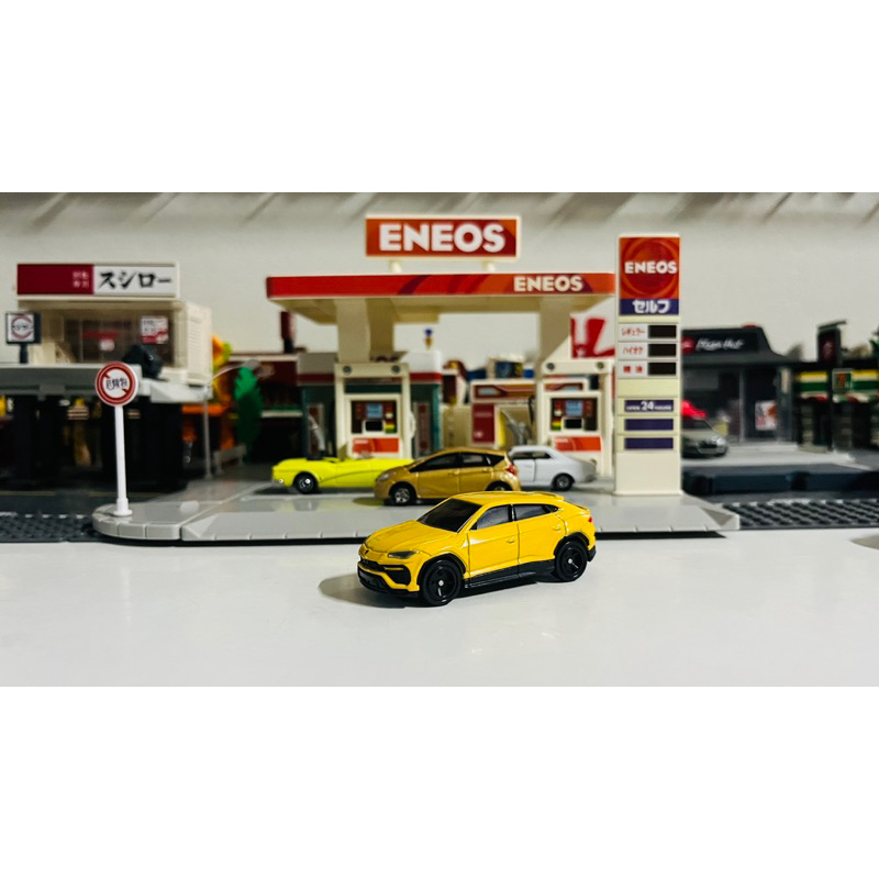 model-tomica-vehicle-lamborghini-urus