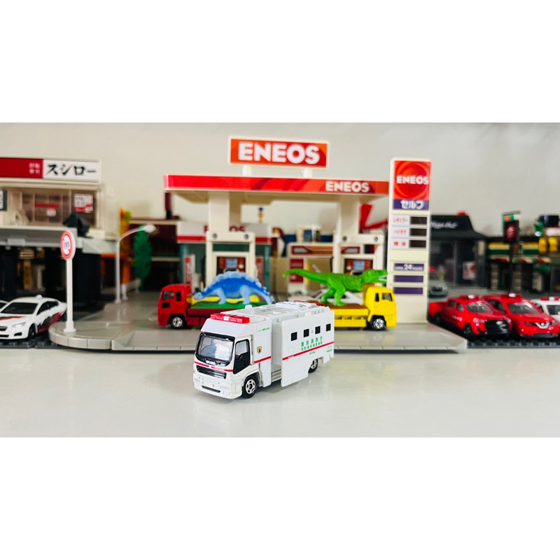 model-tomica-emergency-vehicle-isuzu-giga-super-ambulance-station