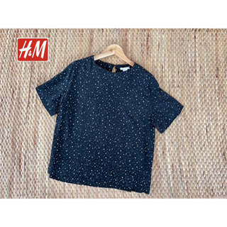 H&amp;M x cotton x EUR 34 ทรงt-shirt แขนสั้น ผ้าใส่สบายลายดาวเล้กๆ อก 34-36 ยาว 23 S M ใส่ได้คะ Code: 1144(7)