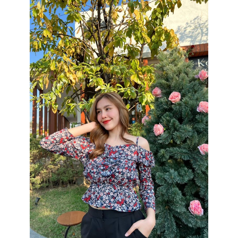 เสื้อเว้าไหล่-สายเดี่ยว-แขนยาว-ลายดอก-จั๊มเอว-ได้ลุคลูกคุณ-ละมุน-สู้ร้อนไปเลยย