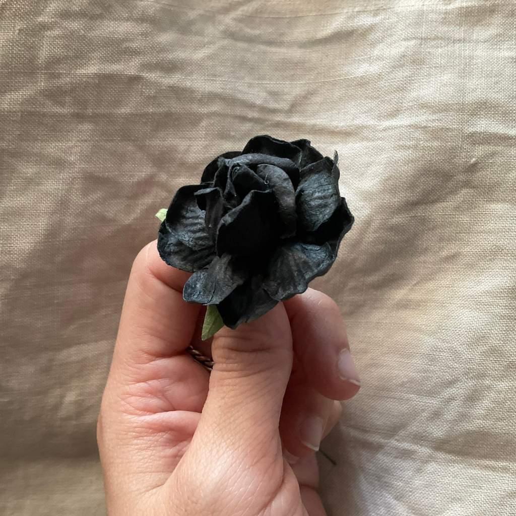 ดอกไม้กระดาษสากุหลาบสีดำและเทาขนาดกลาง-ดอกไม้ประดิษฐ์สำหรับงานฝีมือและตกแต่ง-พร้อมส่ง-f06