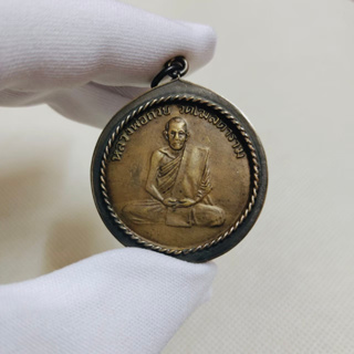 เหรียญหลวงพ่อกวย ชุตินธโร เป็นเหรียญกลม เลี่ยมกรอบแปะตั๊ง ดูแข็งแรงเข้มขลัง สวยงามลักษณะดีมากๆ พร้อมบูชา