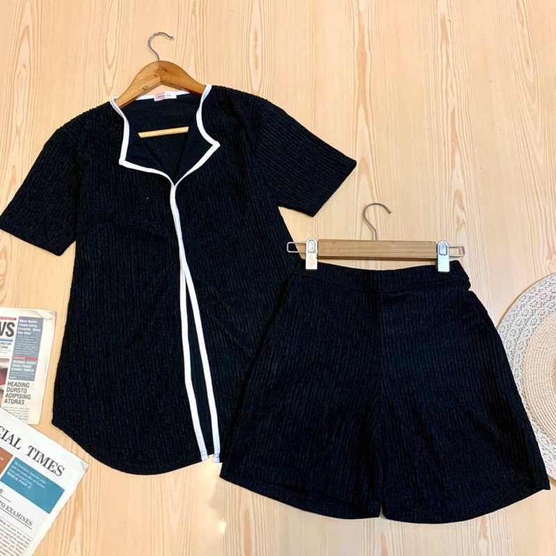 ชุดเซตเสื้อแขนสั้นผ่าด้านหน้า-งานตัดขอบขาว-กางเกงขาสั้นเอวยางยืด-งานป้าย-pukluk