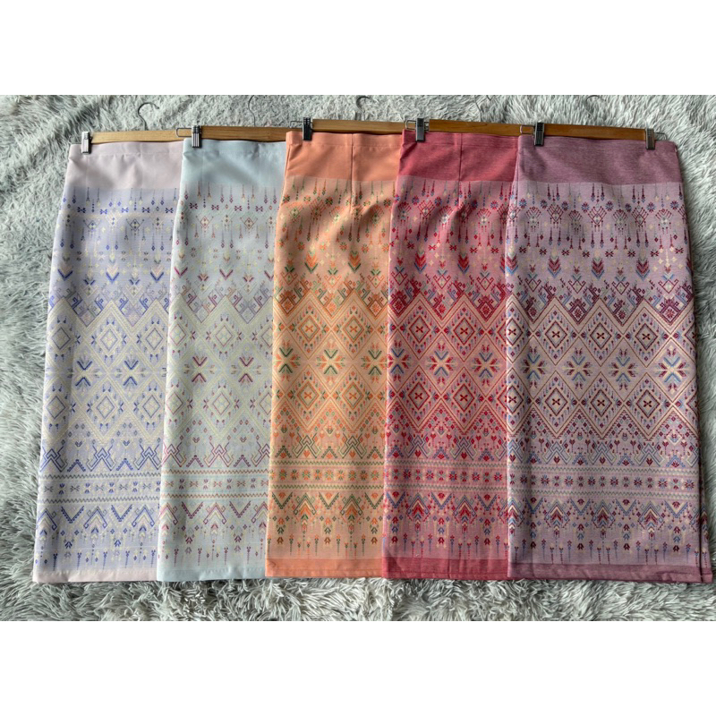 ผ้าถุงสำเร็จลายแพรวา เอวฟรีไซส์ ป้ายติดตะขอ ผ้าไหมแกมฝ้าย ไม่หด ไม่ตกสี ราคาดี