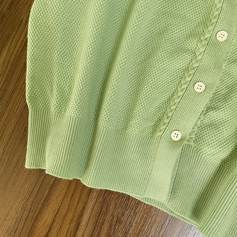 เสื้อครอปสีเขียวพาสเทล