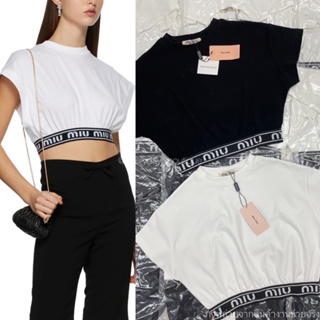 Mimi Crop top🖤(300฿ฟรีส่ง) เสื้อยืดครอปแบรนด์ดัง ดีเทลยางทอลายแบรนด์ จั๊มที่เอว น่ารักมาก ผ้าเนื้อดี นิ่มใส่สบาย valen