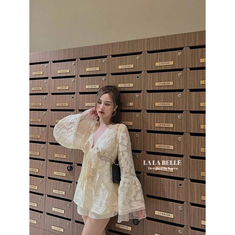 สอบถามก่อนชำระเงิน-เซต2ชิ้น-เสื้อคอวีแขนยาวปลายแขนทรงระฆังช่วงอกผูกโบว์แต่งขอบคอและปลายแขนด้วยลูกไม้หยัก