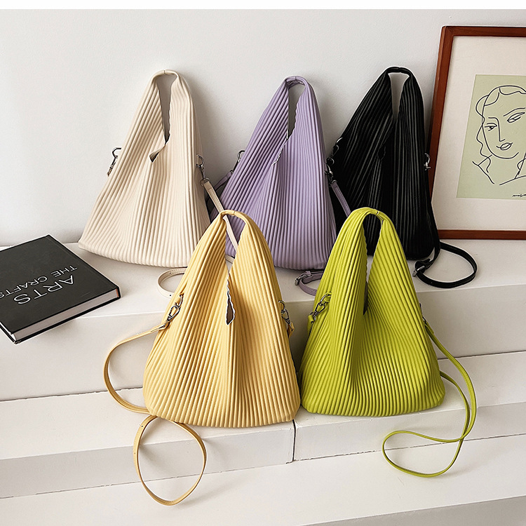amila-กระเป๋าสะพายข้าง-repleat-สามเหลี่ยม-กระเป๋าหิ้วจีบ-ความรู้สึกการออกแบบแฟชั่นเกาหลี