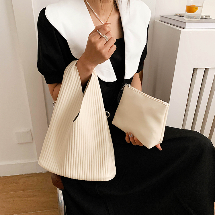 amila-กระเป๋าสะพายข้าง-repleat-สามเหลี่ยม-กระเป๋าหิ้วจีบ-ความรู้สึกการออกแบบแฟชั่นเกาหลี