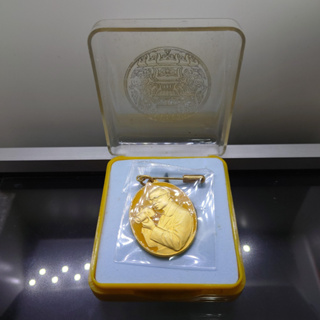 เหรียญที่ระลึก ในหลวงทรงกล้อง ลงยาสีเหลือง พร้อมกล่องเดิม พ.ศ.2541