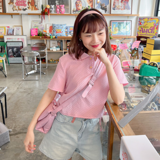 Yuri top🎀 น้องเสื้อครอปสีชมพูแต่งกระดุมรูปดอกเดซี่