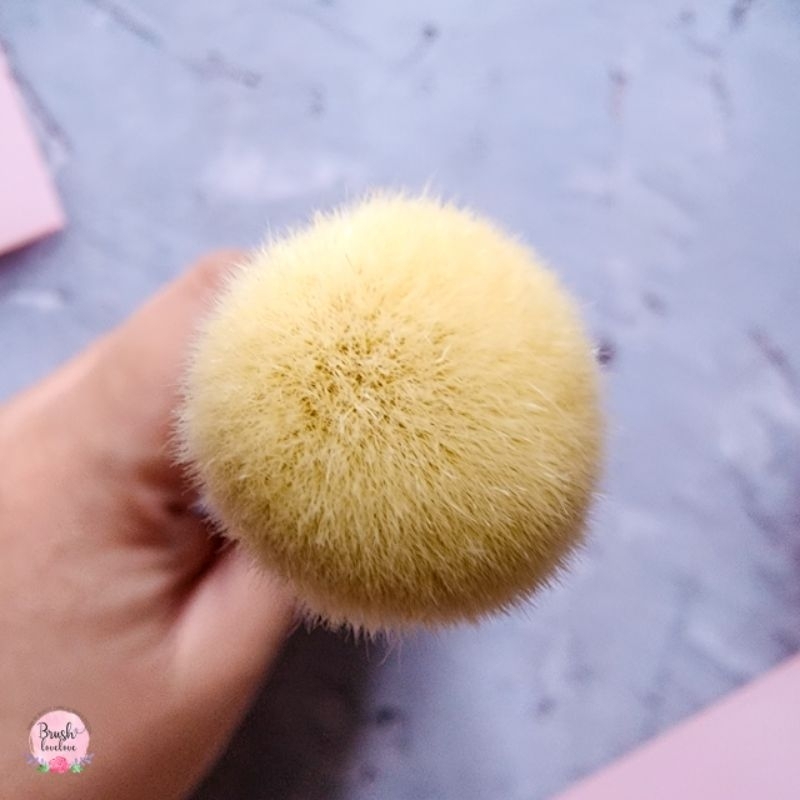 brushlovelove-แปรงปัดแก้มขนแพะ-saikoho-ทรงกลมแน่น-จับส่และชิมเมอร์ดีมาก-ให้สีชัด