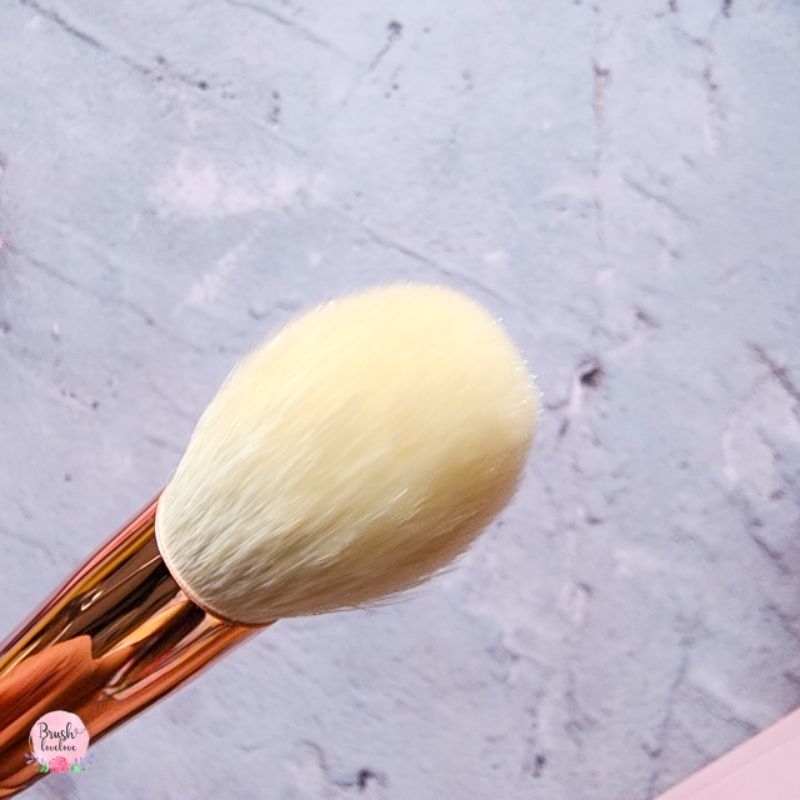 brushlovelove-แปรงปัดแก้มขนแพะ-saikoho-ทรงกลมแน่น-จับส่และชิมเมอร์ดีมาก-ให้สีชัด