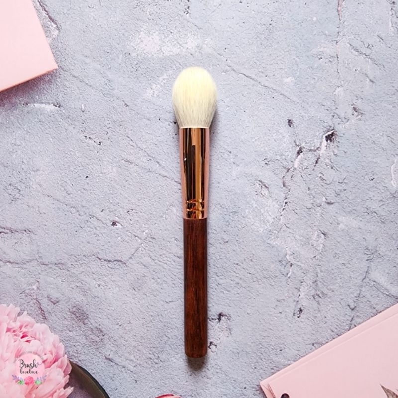 brushlovelove-แปรงปัดแก้มขนแพะ-saikoho-ทรงกลมแน่น-จับส่และชิมเมอร์ดีมาก-ให้สีชัด