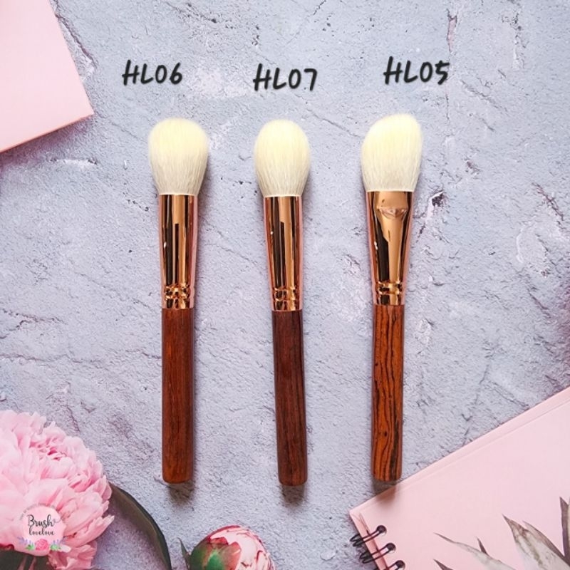 brushlovelove-แปรงปัดแก้มขนแพะ-saikoho-ทรงกลมแน่น-จับส่และชิมเมอร์ดีมาก-ให้สีชัด