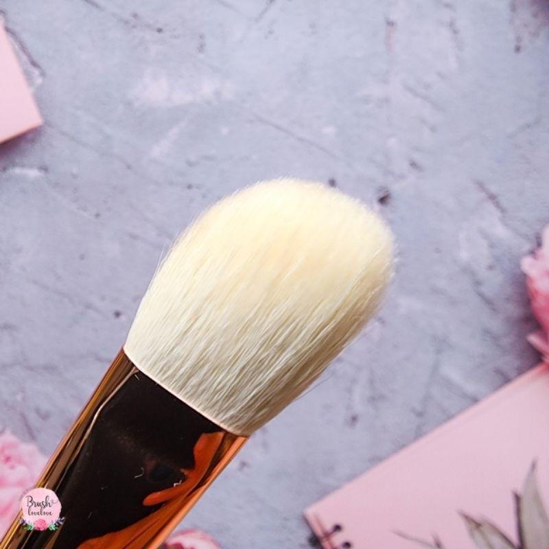 brushlovelove-แปรงปัดแก้มขนแพะ-saikoho-ทรงเฉียง-กึ่งแบน-จับสีและชิมเมอร์ได้-เข้ากับรูปหน้าเป๊ะ