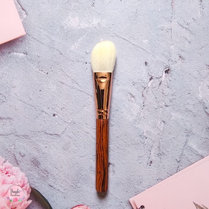 brushlovelove-แปรงปัดแก้มขนแพะ-saikoho-ทรงเฉียง-กึ่งแบน-จับสีและชิมเมอร์ได้-เข้ากับรูปหน้าเป๊ะ