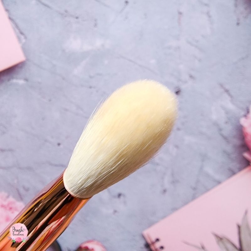 brushlovelove-แปรงปัดแก้มขนแพะ-saikoho-ทรงเฉียง-กึ่งแบน-จับสีและชิมเมอร์ได้-เข้ากับรูปหน้าเป๊ะ