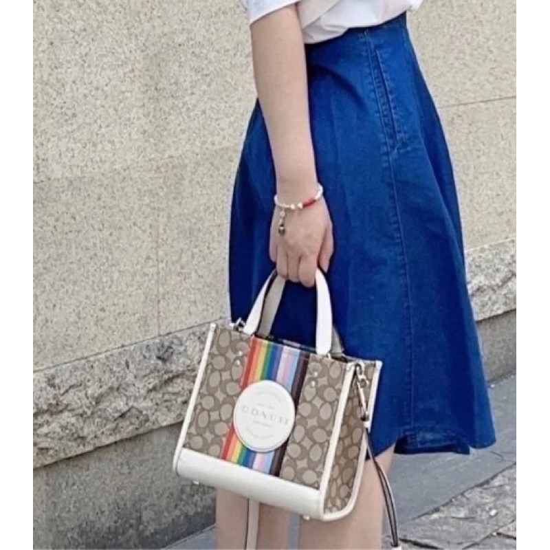 ผ่อน0-กระเป๋าสะพายข้าง-coach-cj576-dempsey-tote-22-in-signature-jacquard-with-rainbow-stripe-ลายซีสีน้ำตาล-คาดสีรุ้ง