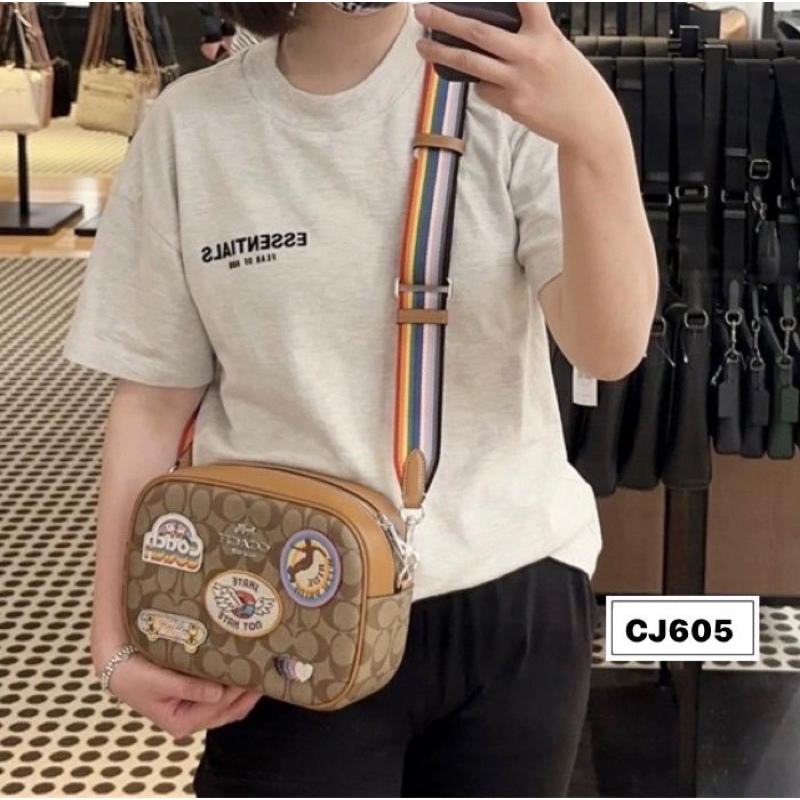 ผ่อน0-กระเป๋าสะพายข้าง-coach-jamie-camera-bag-in-signature-canvas-with-patches-cj605-ลายซีสีน้ำตาล-9-นิ้ว-สายสีรุ้ง