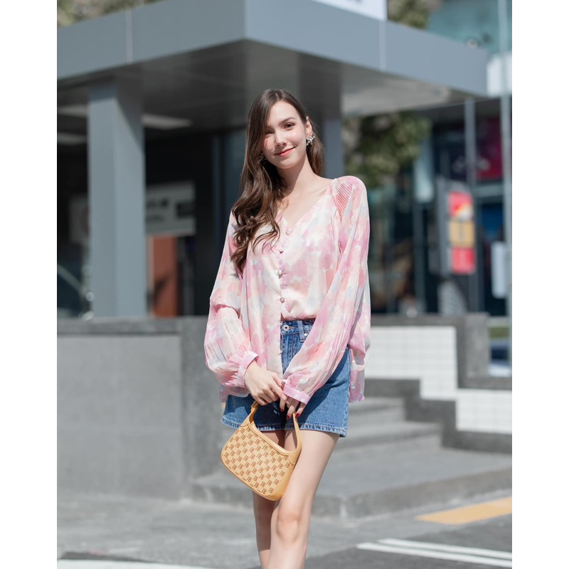 lady-pink-shirt-690