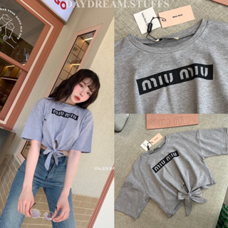 💫พร้อมส่ง💫MIMI Tie Crop • เสื้อ ครอป แบรนด์ดัง ทรงผูกเอว สกรีนโลโก้ งานชนช็อป แมทช์ง่าย ดูดี น่ารักมากๆค่ะ valen